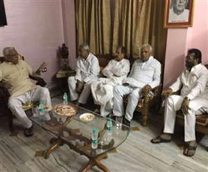 शिवानंद तिवारी, नीतीश कुमार, रामजतन सिन्&zwj;हा, मिथिलेश कुमार सिंह और श्&zwj;याम रजक (बाएं से दाएं)। तस्&zwj;वीर साभार- शिवानंद तिवारी