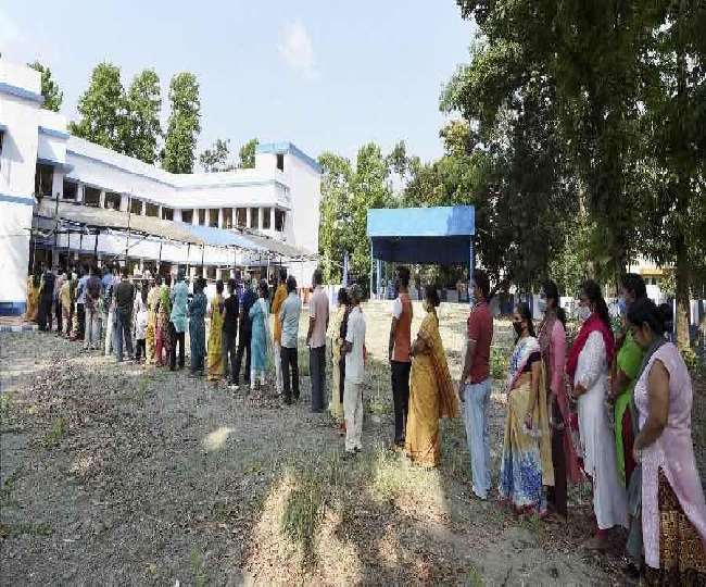 शनिवार को पश्चिम बंगाल की 45 सीटों पर हो रहे मतदान