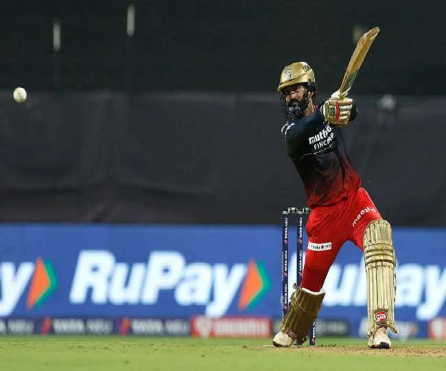 दिनेश कार्तिक, विकेटकीपर बल्लेबाज आरसीबी (फोटो क्रेडिट ट्विटर)