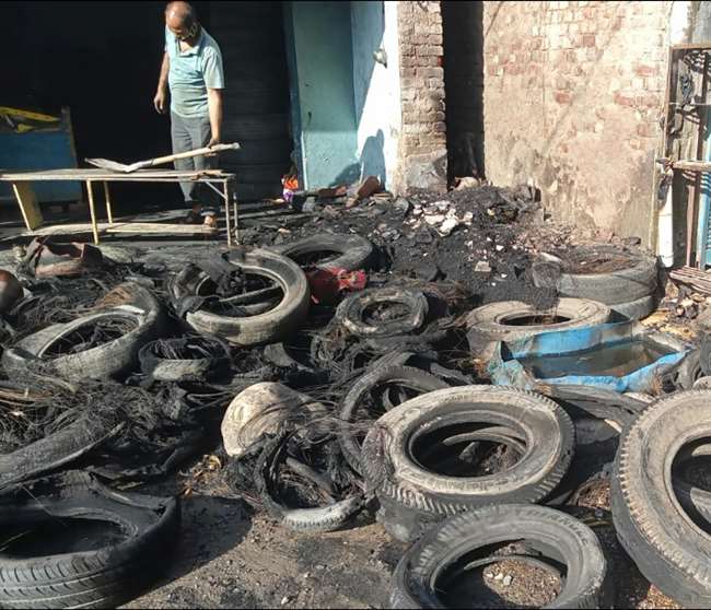 tyres shop caught fire midnight at kehriyan chowk jawali kangra