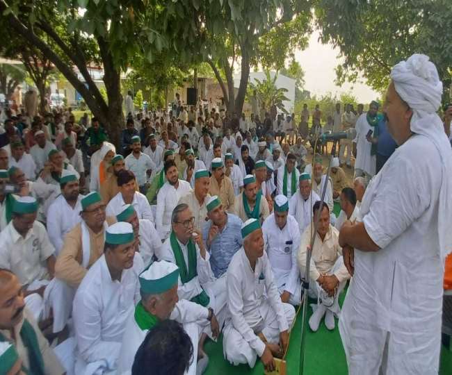 सिसौली में किसानों को संबोधित करते चौधरी नरेश टिकैत।