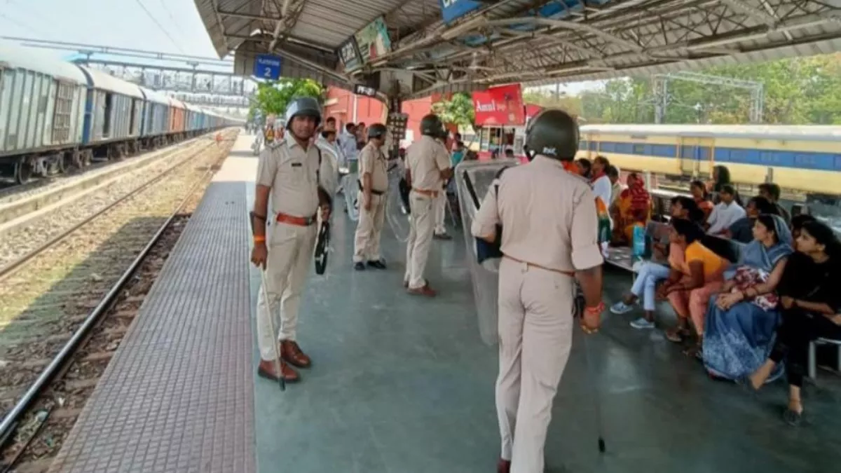 बक्सर रेलवे स्टेशन के प्लेटफार्म पर तैनात रेल पुलिस के जवान। जागरण