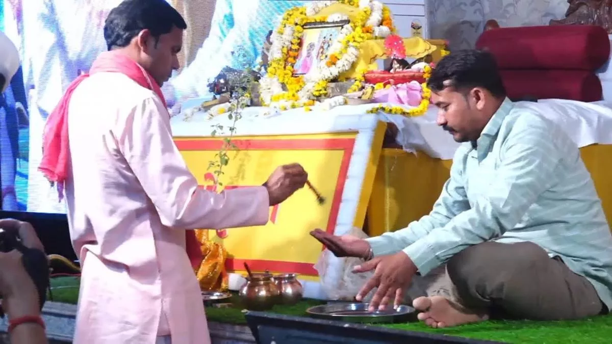 Datia News: महाराष्ट्र का जावेद एमपी में बना शिवेंद्र, पंडोखर धाम में अपनाया सनातन धर्म
