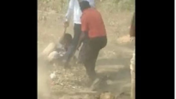 छापा मारने पहुंची टीम को खनन माफियाओं ने पीटा
