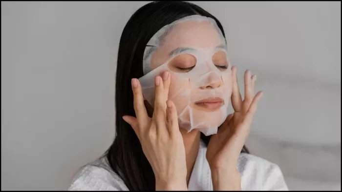 चेहरे की गंदगी और डेड सेल्स दूर करने के लिए लगाएं ये शीट मास्क