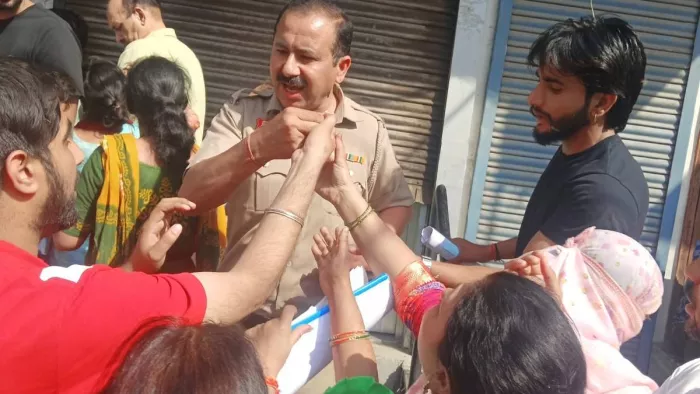 Amarnath Yatra Update: सुरक्षा कर्मी से टोकन लेने के लिए मची आपाधापी। जागरण