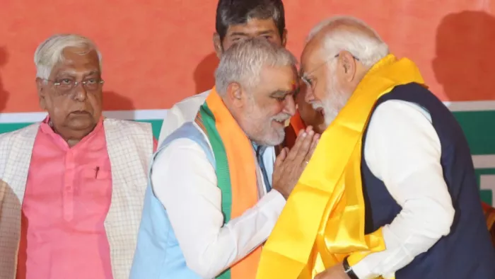 गया के मंच पर पीएम मोदी और अश्विनी कुमार चौबे। फोटो- जागरण