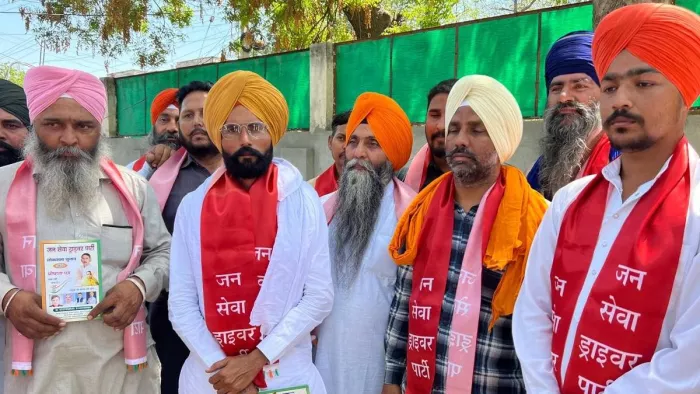 Punjab News: ड्राइवरों द्वारा बनाई गई जनसेवा ड्राइवर पार्टी के बारे में जानकारी देते हुए ड्राइवर। जागरण