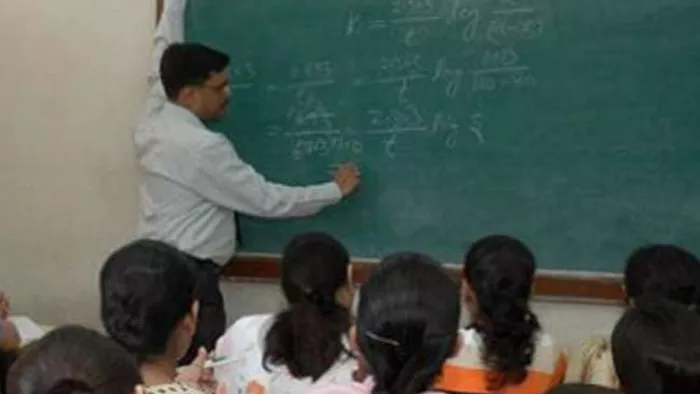 Bihar News: नवादा में तीन शिक्षकों पर गिरी गाज, वीडियो वायरल होने पर विभाग का एक्शन (फाइल फोटो)