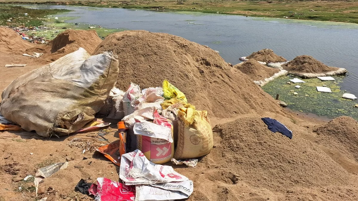 Lakhisarai News: लखीसराय में बालू चोर गिरोह सक्रिय, किऊल नदी को खोदकर बना रहा कुआं, 15 से अधिक घाटों का बुरा हाल