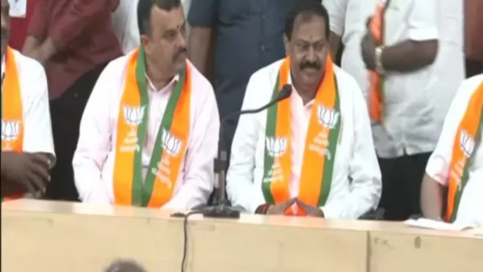 कांग्रेस के पूर्व विधायक आर. अखंड श्रीनिवास मूर्ति बीजेपी में हुए शामिल (फोटो-ANI)