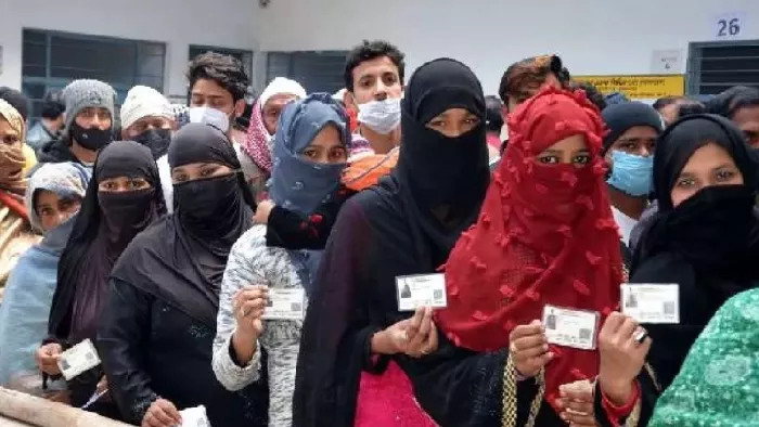 मुस्लिम मतों पर सपा-हाथी में खींचतान, कमल का बंटवारे पर ध्यान।
