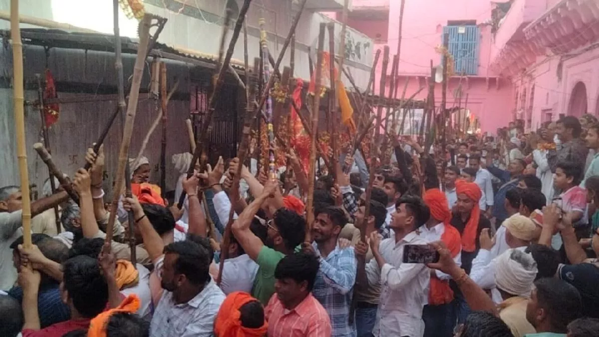 Maha Navami 2024: यूपी के इस मंदिर में अनोखी है नवरात्रि के आखिरी दिन की परंपरा, ठाकुर समाज लट्ठाें से देवी मां की करता है पूजा