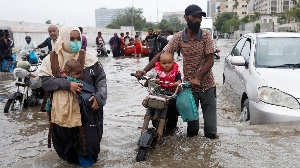 https://www.jagranimages.com/images/newimg/17042024/17_04_2024-pakistan_rain_23699218.jpg