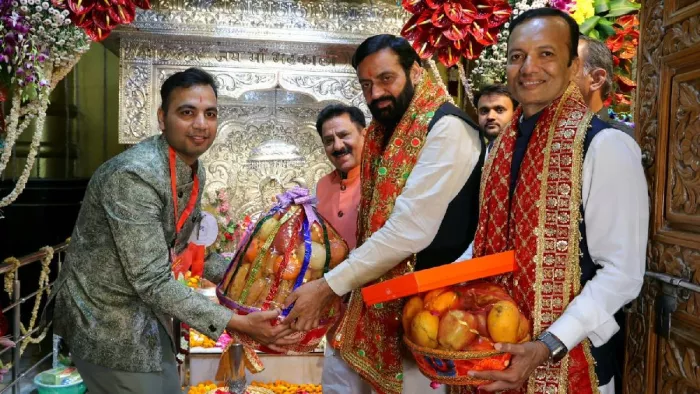 Haryana News: मां भद्रकाली मंदिर में पूजा करते मुख्यमंत्री नायब सिंह सैनी, साथ में सुभाष सुधा व नवीन जिंदल