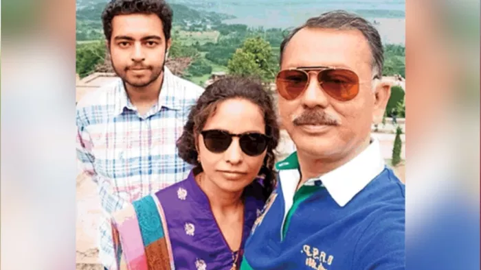 अपने माता-पिता के साथ कांके निवासी ऋषभ राज देव -फाइल फोटो।