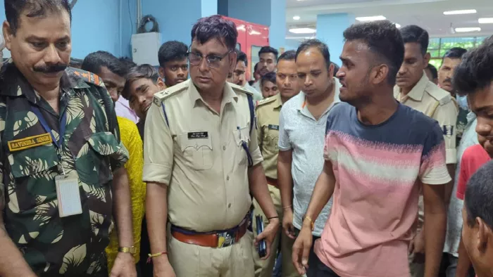 युवक की हत्या की जानकारी मिलते ही घटनास्थल पर पहुंची पुलिस