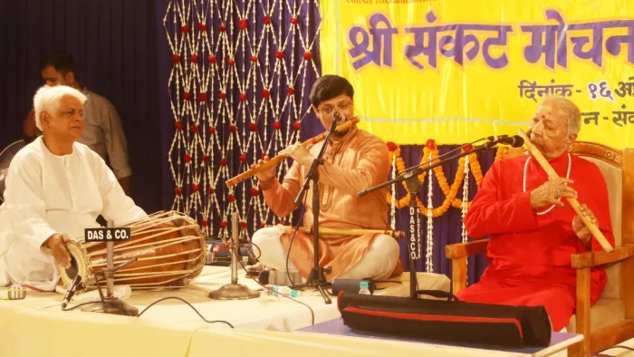 बांसुरी वादन करते पद्मविभूषण पं. हरिप्रसाद चौरसिया।(बाएं) पखावज वादन करते महंत प्रो. विश्वम्भरनाथ मिश्रा, बांसुरी पर सहयोग करते विवेक सोनार।-जागरण