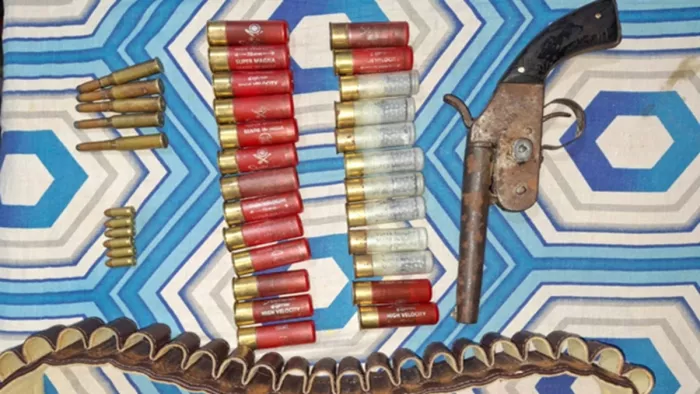 छपरा में पुलिस को मिला कट्टा और गोली (जागरण)