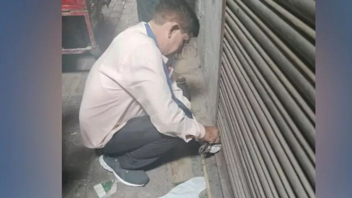 करावल नगर में जींस रंगाई फैक्ट्री को सील करते निगम कर्मी । सौजन्य -निगम