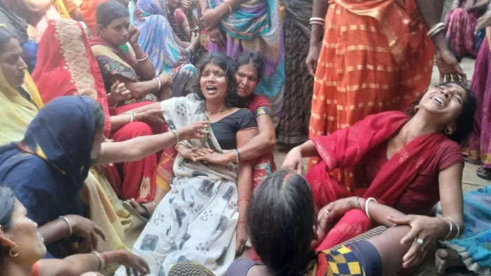 उदय का शव मिलने के बाद रोते-बिलखते परिजन। (जागरण)