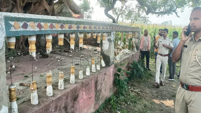 असामाजिक तत्वों ने धार्मिक स्थल का रेलिंग तोड़ा (जागरण)