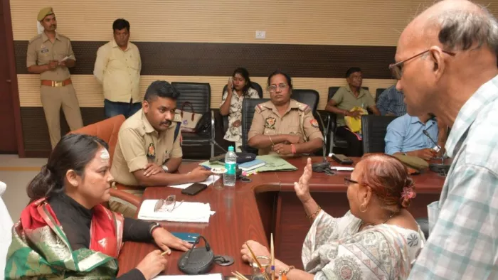 राज्य महिला आयोग की सदस्य गीता विश्वकर्मा वाराणसी के सर्किट हाउस में महिलाओं की समस्याओं को सुनते हुए। जागरण