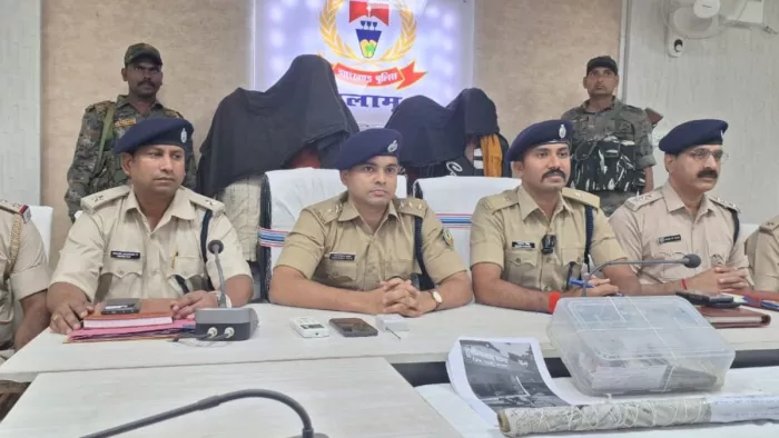 पत्रकारों से बात करते एएसपी और पीछे खड़ा आरोपित। (जागरण)