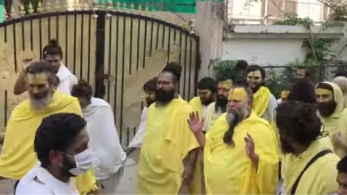 प्रेमानंद महाराज की बिगड़ी तबियत, रात्रिकालीन पदयात्रा स्थगित; संत की झलक देख रोये श्रद्धालु