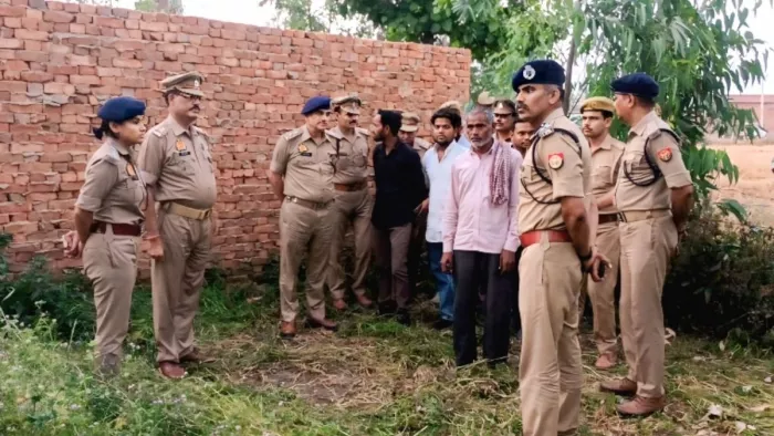 सैफनी में दुष्कर्म की घटना स्थल का जायजा लेते डीआईजी मुनिराज। जागरण