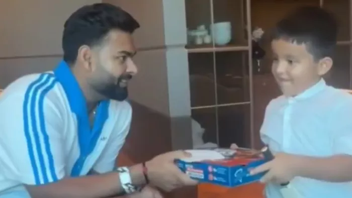 ऋषभ पंत ने फैन को दिया पिज्जा। इमेज- एक्स