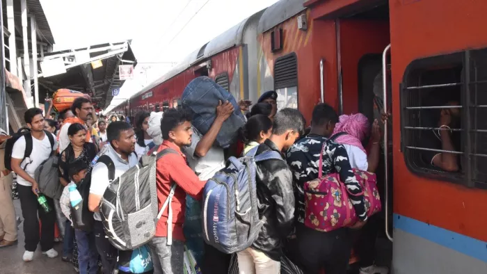 गोरखधाम एक्सप्रेस में चढ़ने के लिए जद्दोजहद करते यात्री। जागरण
