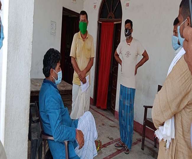 muzaffarpur paru mla ashok kumar singh encouraging mourners of corona infected and distributing masks