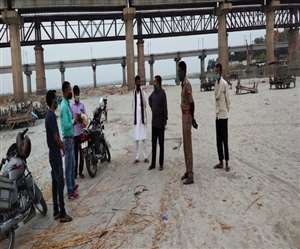 नदियों में शवों को न फेंकने देने के लिए महापौर की अध्यक्षता में 15 सदस्यीय कमेटी गठित की गई है।