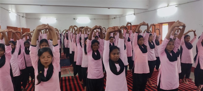 एसपी महिला कालेज की छात्राओं ने किया योगाभ्यास