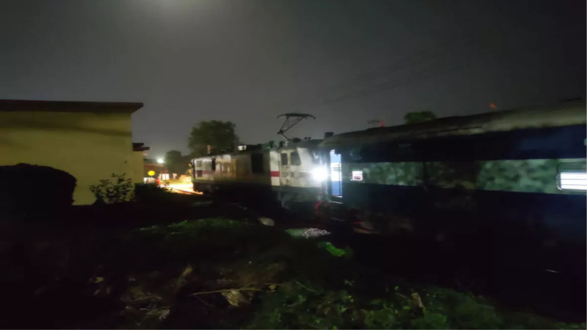 Railway News: रेलवे फाटक नहीं खोलने पर लोगों ने गेटमैन को पीटा, इसके बाद पिटाई से नाराज गेटमैन ने कुछ ऐसा कर दिया कि रूक गई ट्रेन