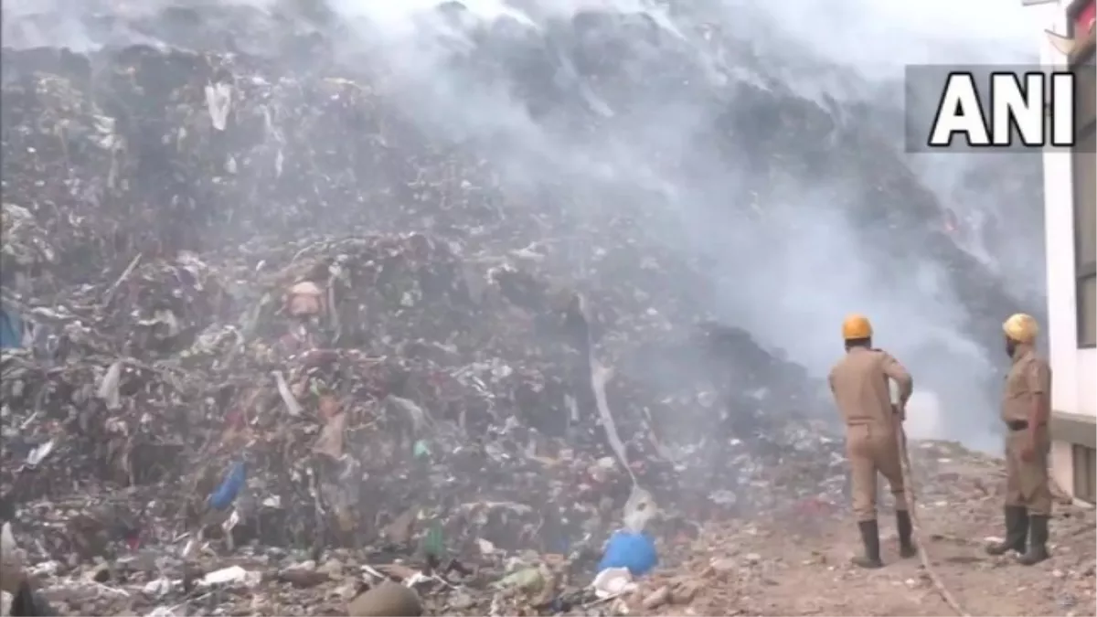 Bhalswa Landfill Site Fire: 20 दिनों बाद भी नहीं बुझ पाई है भलस्वा लैंडफिल साइट की आग, धुएं से इलाके के लोग परेशान