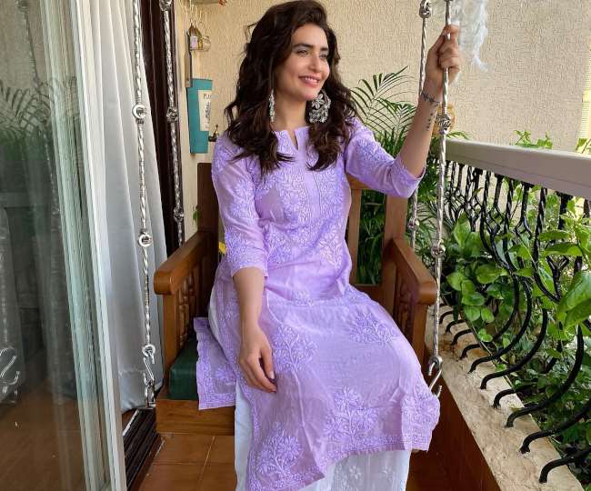 Chikankari Kurta Styling: गर्मियों के लिए बेहद कंफर्टेबल और स्टाइलिश ऑप्शन  हैं चिकनकारी कुर्ते, ऐसे करें इन्हें कैरी - Chikankari Kurta Styling Chikankari  kurtas are best for a ...