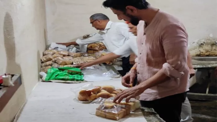 नामचीन मास्टर शेफ रणवीर बरार ने कैदियों को बताया कैसे बनाएं खाना।