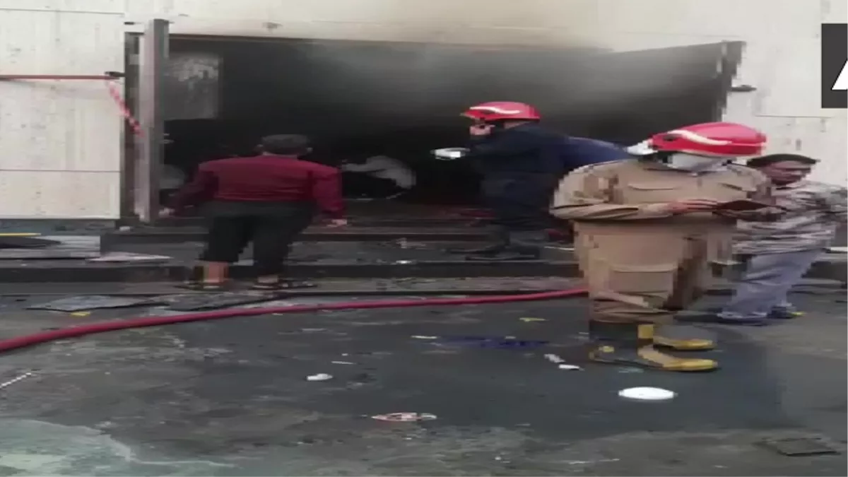 Delhi News: मुंडका अग्निकांड के बाद चार मंजिला अटलांटिस बैंक्वेट हाल में भीषण आग, मैनेजर की जलकर मौत