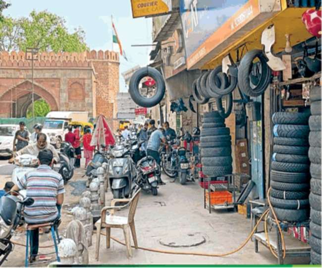 दुकानदारों ने फुटपाथ पर दुकान का सामान रख अतिक्रमण कर रखा है। प्रतीकात्मक तस्वीर।