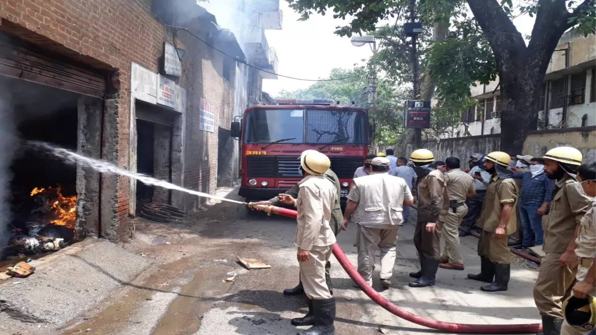 Jammu : कठोर ड्यूटी से दमकल कर्मियों को मिलेगी राहत, तीन घंटे लगातार आग बुझाने पर भेज दिया जाएगा छुट्टी