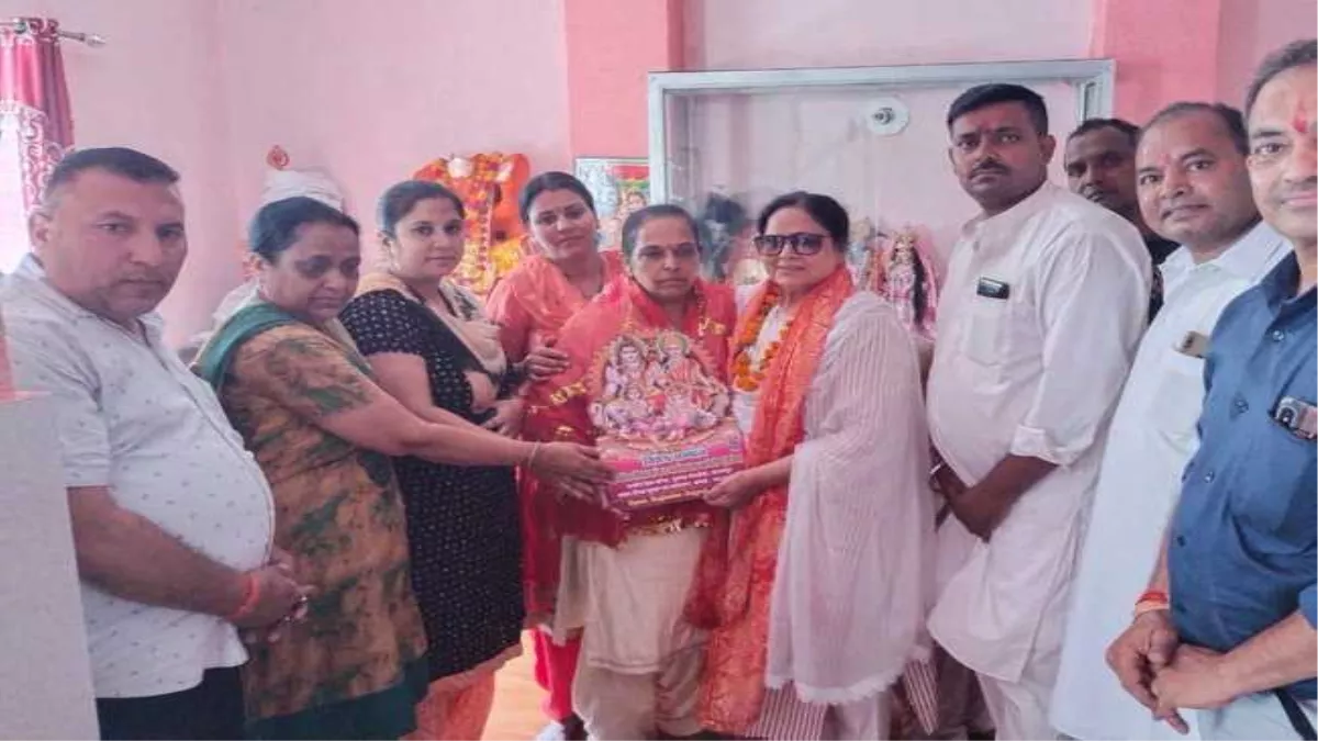 करतारपुर में गेंदर परिवार ने प्राचीन शिव मंदिर में दिया चांदी का शिवलिंग, प्रबंधक कमेटी ने किया सम्मानित