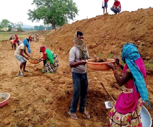 मनरेगा के तहत पिछले वर्ष की तुलना में कम लोगों ने मांगा है रोजगार। प्रतीकात्मक