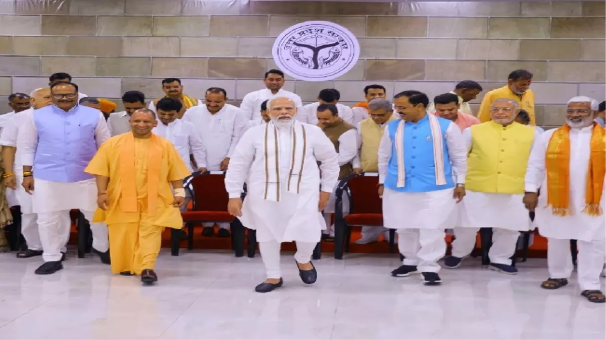 PM नरेन्द्र मोदी ने योगी सरकार के मंत्रियों को पढ़ाया आगे बढ़ने के लिए खुद को गढ़ने का पाठ, कहा- छोड़ें VIP कल्चर