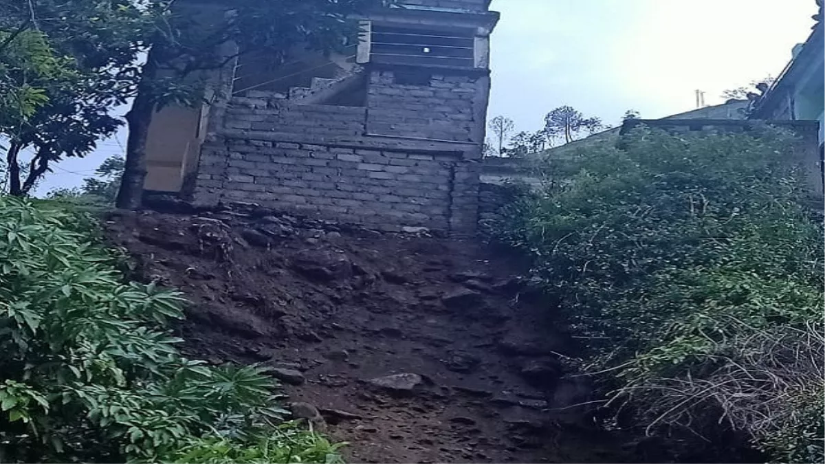 पिथौरागढ़ में भारी बारिश से भूस्खलन, हवा में लटका मकान