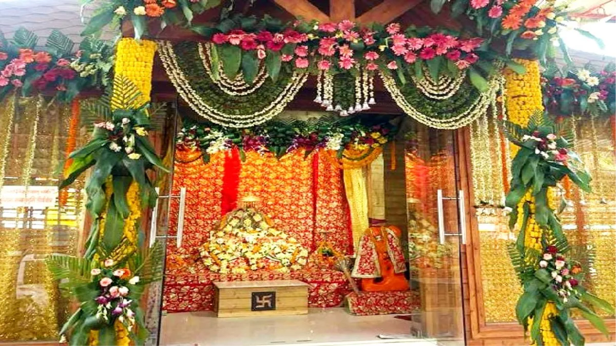 Ayodhya: गर्मी बढ़ी तो फूल-बंगला में विराजे रामलला, आराध्य को शीतलता देने के लिए लगा 10 क्विंटल फूल