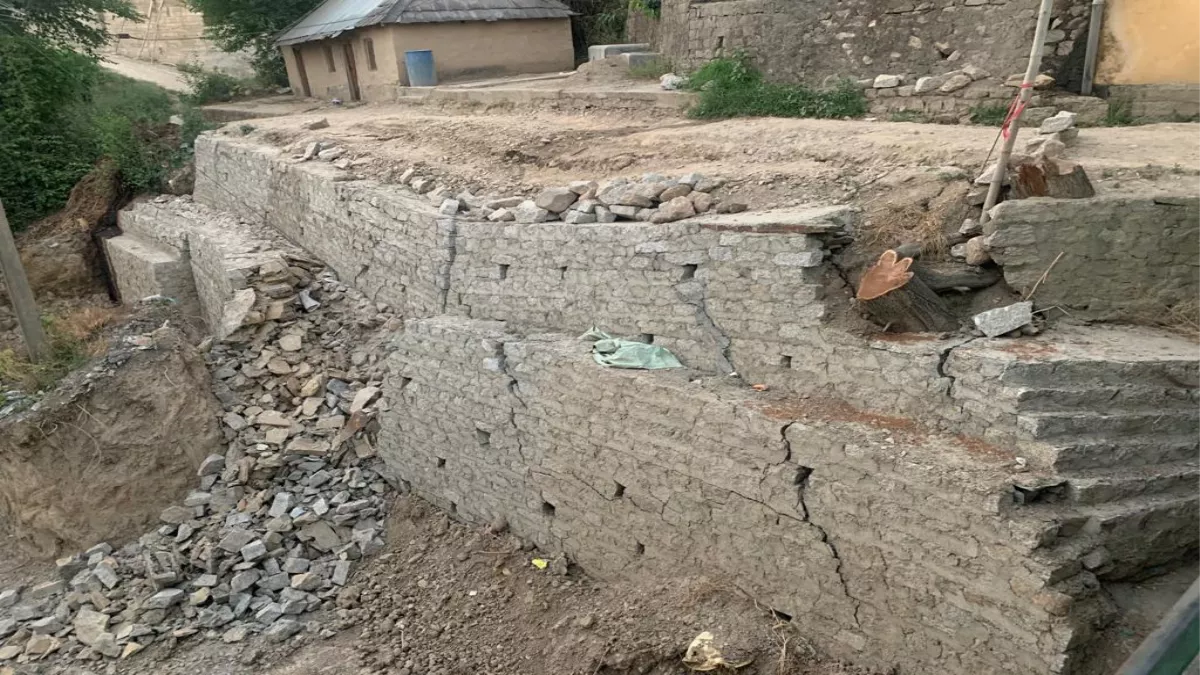 सिंहन गांव में निर्माण कार्य में कोताही बरतने के कारण पूरा होने से पहले ढह गया लाखों का डंगा