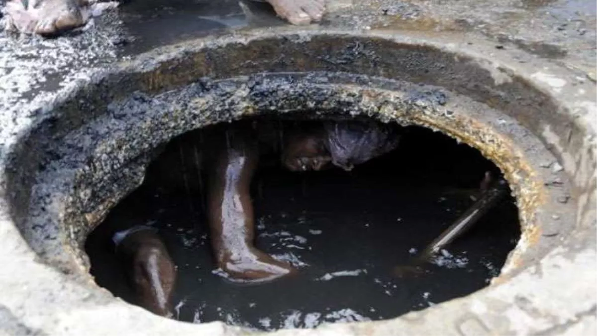 Noida News: सीवर में सफाई करने उतरे सफाईकर्मी जहरीली गैस की चपेट में आए, दो की मौत, तीसरे की हालत गंभीर