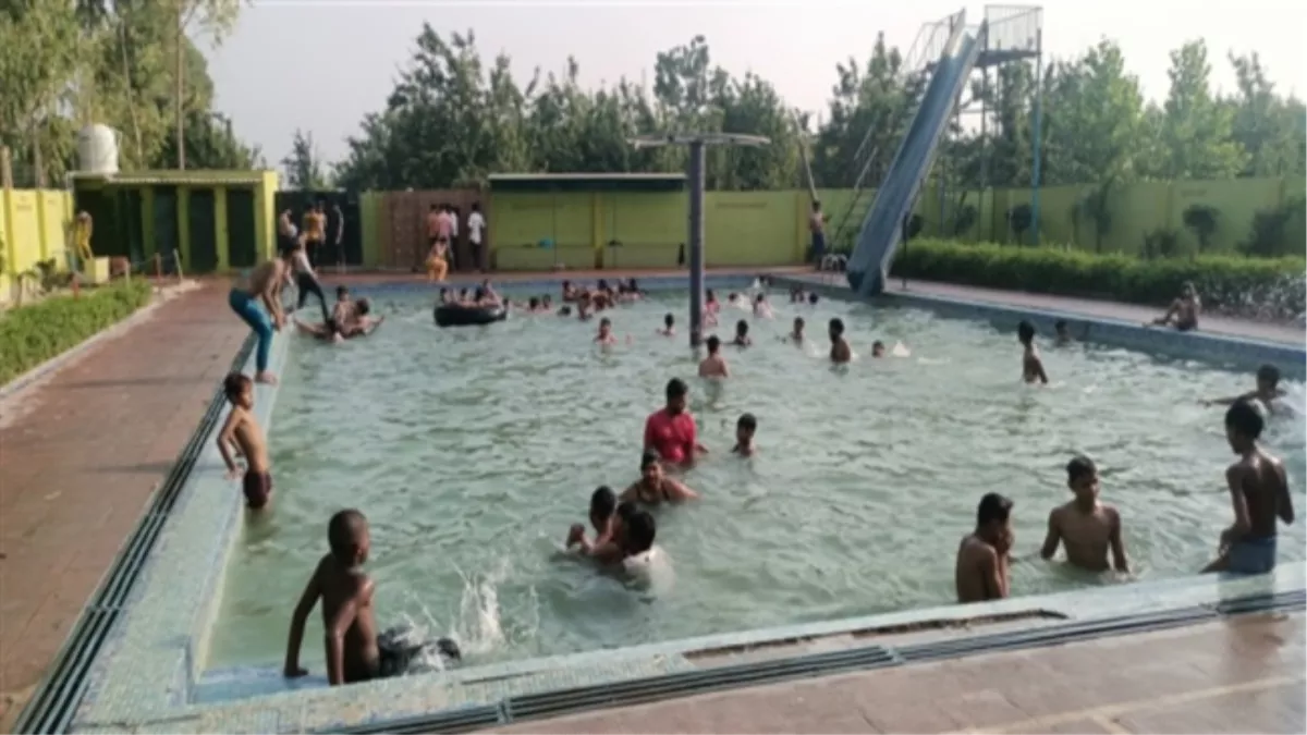 Noida News: नहाते समय  स्विमिंग पूल में गिरा साफ्टवेयर डेवलपर युवक, आइसीयू में भर्ती